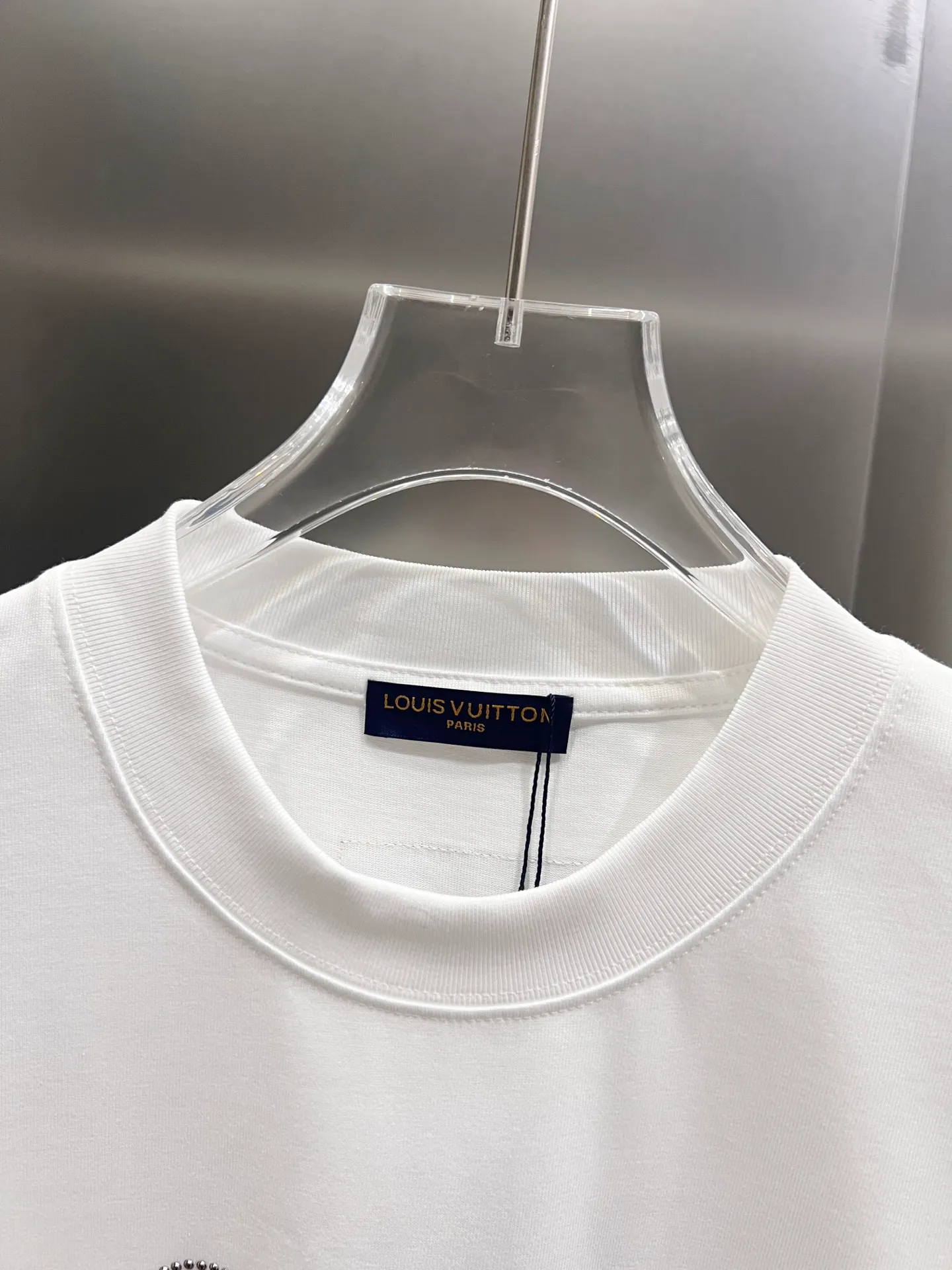 🅿️190 1v Louis* 2025 autumn and winter new style, classic letter three-dimensional foam printing + hot silver pearl diamond craft design, high-end version! Highly breathable and comfortable, customized double yarn plain cotton fabric. Short-sleeved T-shirt. Same style for men and women. Sizes S M L XL XXL Five sizes black white